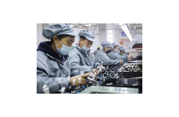 中国の安徽省淮北にある工場で作業する労働者たち＝21年9月（AP＝共同）