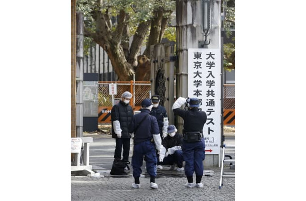 受験生ら3人が刃物で切り付けられた現場付近を調べる警察官ら＝15日午前、東京都文京区の東大