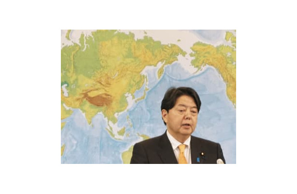 記者会見する林外相＝18日午前、外務省