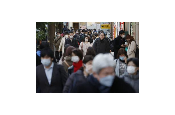 マスク姿で東京・新橋を歩く人たち＝18日午後