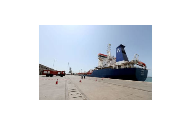 中東イエメンの港に停泊するオイルタンカー＝2019年（ロイター＝共同）