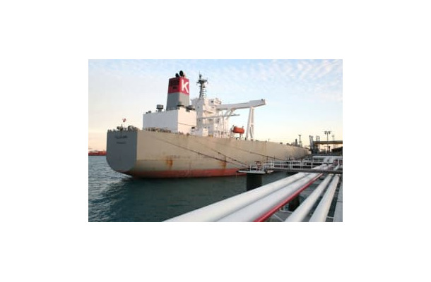2016年、イラン南西部カーグ島で日本向けとみられる原油を積み込むタンカー（イラン石油省提供・共同）