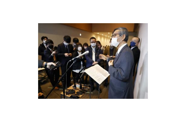新型コロナ対策の基本的対処方針分科会後、取材に応じる尾身茂会長＝19日午前、東京都千代田区