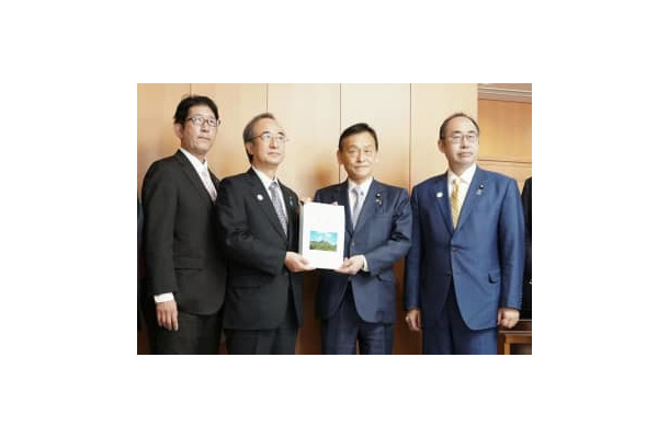 7日、末松文科相（中央右）に要望書を手渡す新潟県の花角英世知事（同左）＝文科省