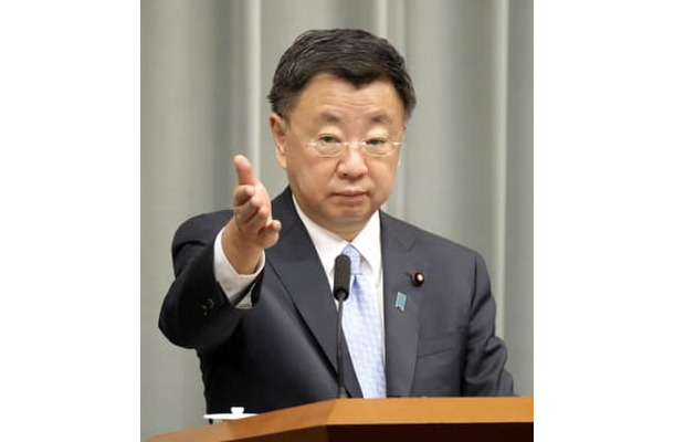 記者会見する松野官房長官＝19日午前、首相官邸