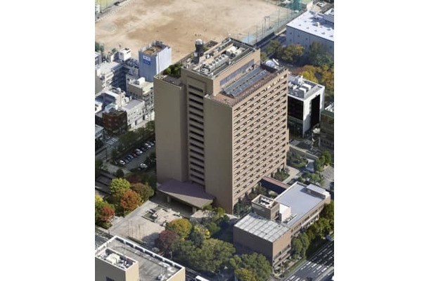 広島市役所（共同通信社ヘリから）＝2020年11月