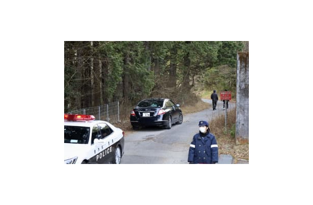 遺体が見つかった現場周辺で警戒する警察官＝20日午前10時すぎ、栃木県日光市