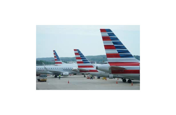 アメリカン航空機＝2020年、米ワシントン近郊のレーガン・ナショナル空港（ロイター＝共同）