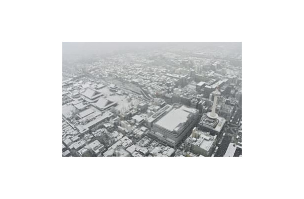 大雪となった京都市中心部＝21日午前9時33分（共同通信社ヘリから）