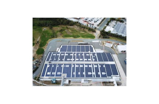 オーストラリア北東部クイーンズランド州のアサヒグループホールディングス工場に設置された太陽光パネル（同社提供）