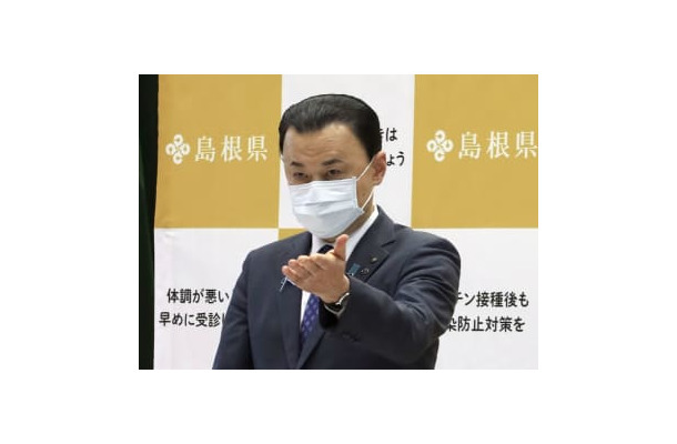 対策本部会議後に記者会見する島根県の丸山達也知事＝24日午前、松江市