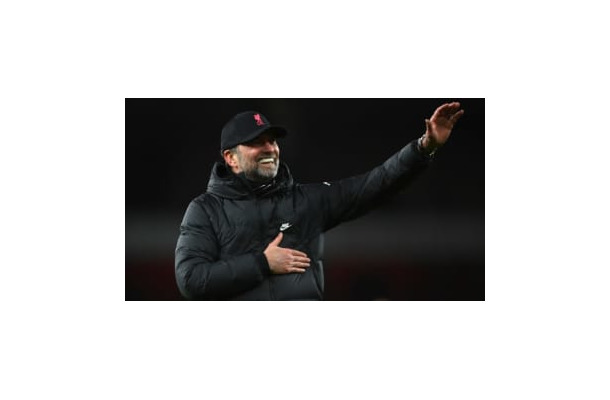 クロップ監督、出待ちリヴァプールファンに神対応！なんとビールを手渡し