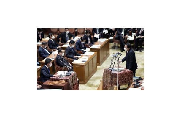 衆院予算委で立憲民主党の泉代表（左手前）の質問に答える岸田首相＝24日午後