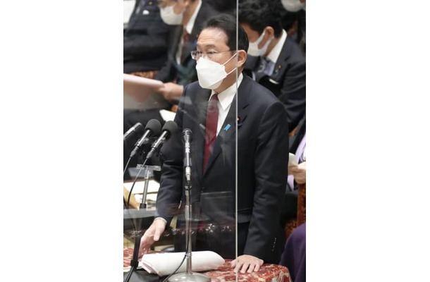 衆院予算委で答弁する岸田首相＝24日午後
