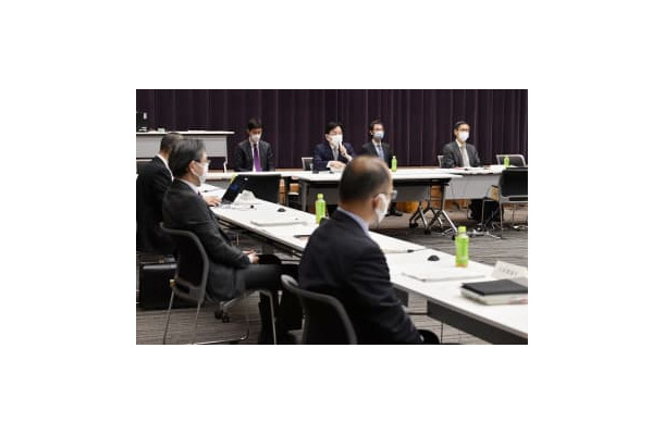新型コロナ対策の基本的対処方針分科会に出席した尾身茂会長（右端）ら＝25日午前、東京都千代田区