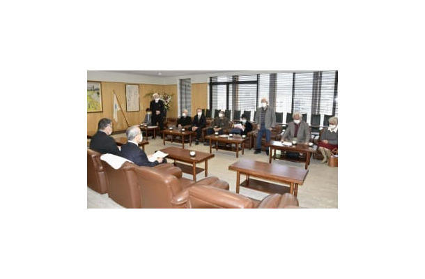 長崎県の中村法道知事（左手前）と面会する被爆体験者ら＝26日午前、県庁
