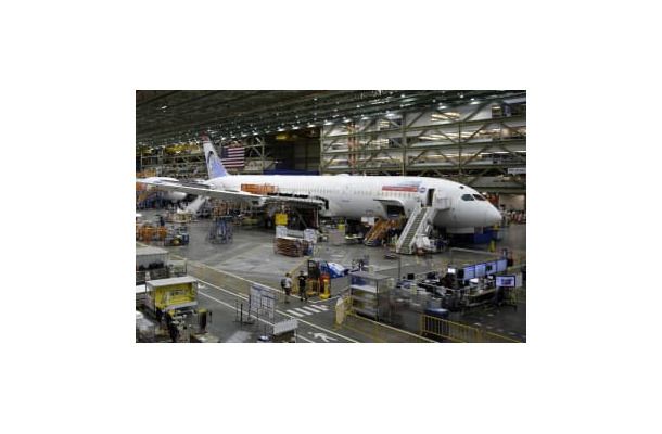 米西部ワシントン州の工場で製造される、米ボーイング社の中型機「787」＝2017年6月（AP＝共同）