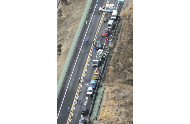 多数の車が絡む事故があった首都圏中央連絡自動車道の現場＝27日午前11時38分、千葉県木更津市（共同通信社ヘリから）