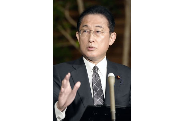 記者団の取材に応じる岸田首相＝28日午後、首相官邸