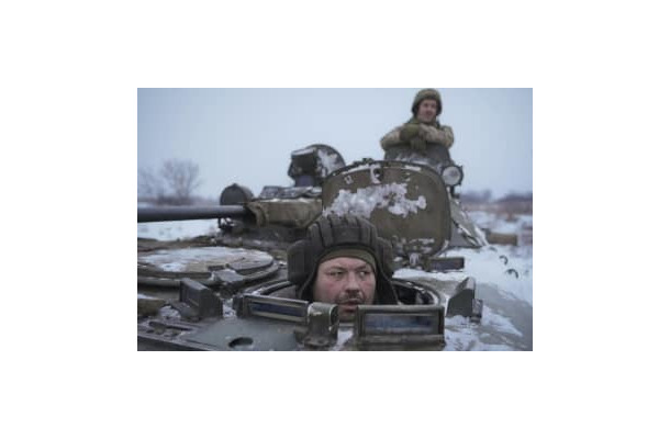 28日、ウクライナ東部ルガンスク州で、装甲車に乗るウクライナ軍兵士ら（AP＝共同）
