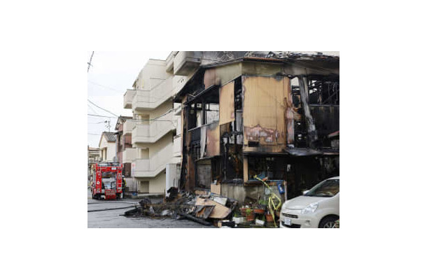 火災があった北九州市小倉北区の共同住宅＝31日午前9時2分