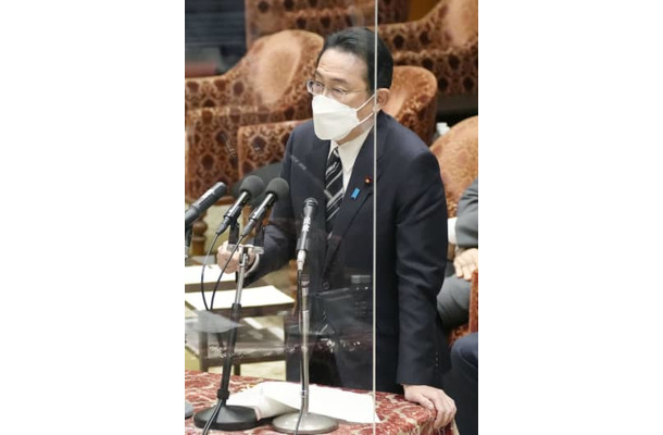 衆院予算委で答弁する岸田首相＝31日午後