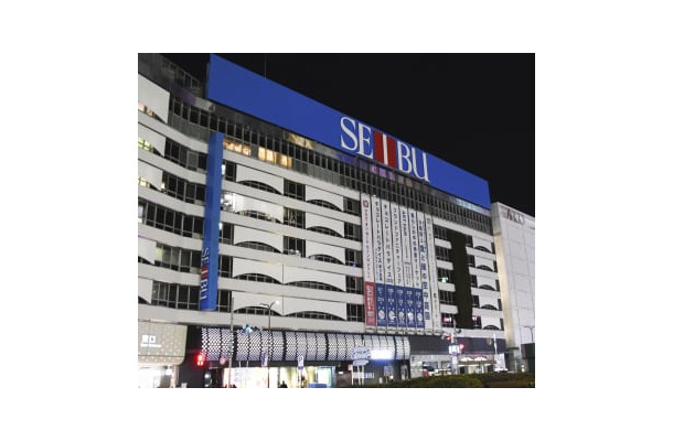 西武池袋本店＝31日夜