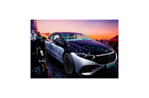 上海国際モーターショーで展示されたメルセデス・ベンツの電気自動車（EV）＝2021年4月、中国・上海（ロイター＝共同）