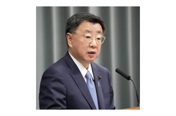 記者会見する松野官房長官＝2日午前、首相官邸