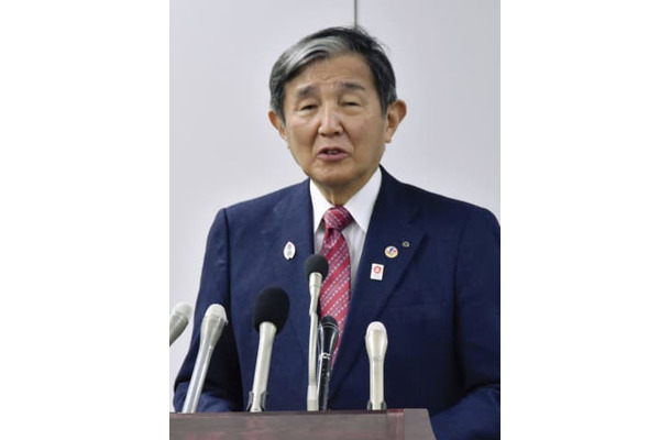 政府に「まん延防止等重点措置」の適用を要請し、記者会見する和歌山県の仁坂吉伸知事＝2日午前、和歌山県庁