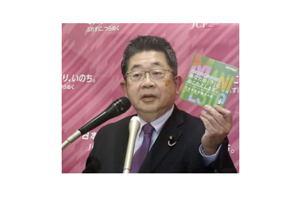 記者会見で新たに作成したリーフレットを手に説明する共産党の小池書記局長＝2日午後、国会