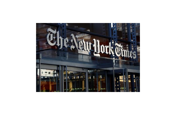 ニューヨーク・タイムズのビル＝2020年8月（ロイター＝共同）