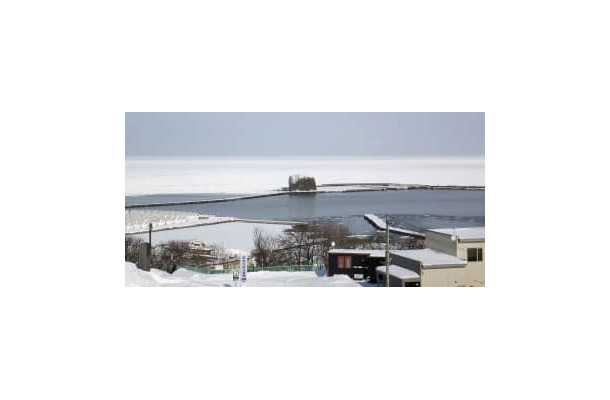 北海道網走市に接岸した流氷＝3日午前（網走地方気象台提供）