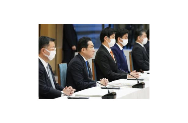 経済安全保障推進会議の会合であいさつする岸田首相（左から2人目）＝4日午前、首相官邸