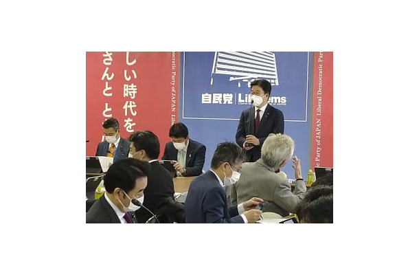 子ども政策の基本法案づくりに向けた会合で、あいさつする加藤前官房長官（右奥）＝4日、東京・永田町の自民党本部