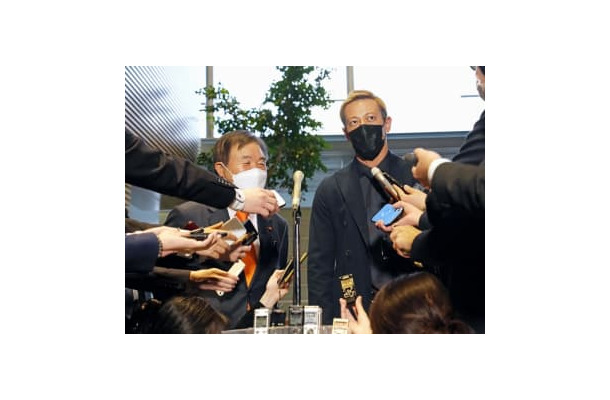 首相官邸で取材に応じる本田圭佑選手。左は自民党の遠藤選対委員長＝4日午後