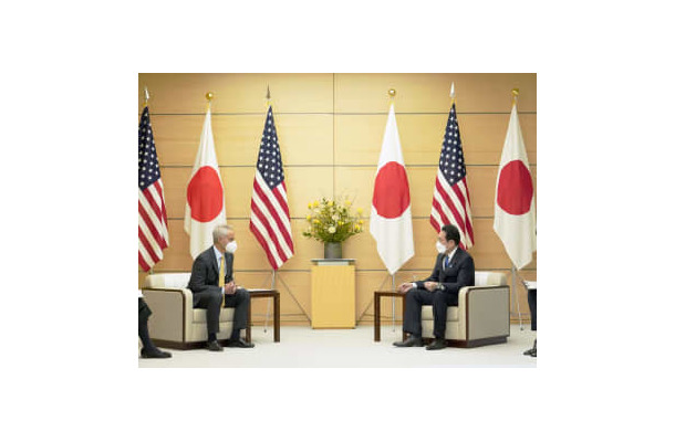 米国のラーム・エマニュエル新駐日大使（左）と会談する岸田首相＝4日午前、首相官邸