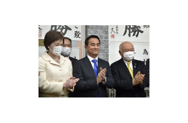 山口県知事選で3選を確実にし、笑顔を見せる村岡嗣政氏（中央）＝6日夜、山口市
