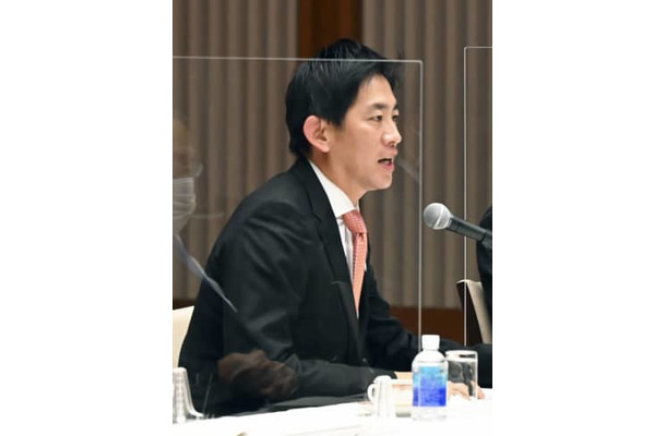 経団連の十倉雅和会長と会談する小林経済安保相＝7日午前、東京都千代田区