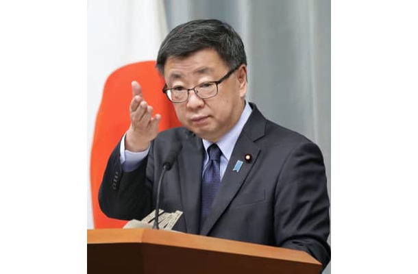記者会見する松野官房長官＝7日午前、首相官邸