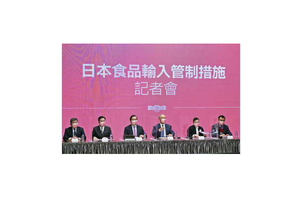 8日、台湾行政院が開催した記者会見＝台北（行政院提供、共同）