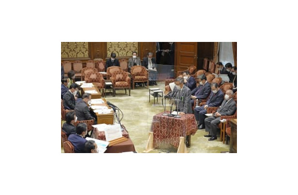 衆院予算委で答弁する新型コロナウイルス感染症対策分科会の尾身茂会長＝8日午前