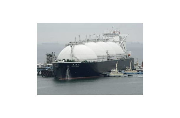桟橋に着岸するLNGを積んだ船＝2020年1月、三重県川越町