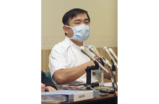 記者会見する慈恵病院の蓮田健院長＝9日午後、熊本市