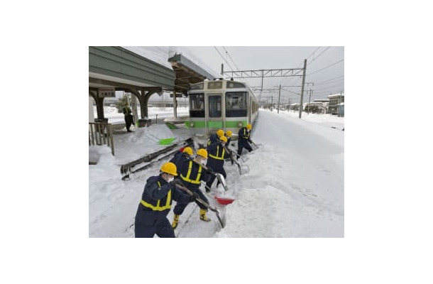 JR平和駅で除雪作業する社員ら＝8日、札幌市（JR北海道提供）