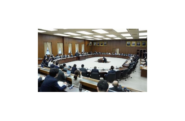 今国会初の実質討議を行った衆院憲法審査会＝10日午前