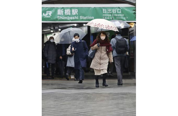 JR新橋駅前を傘を差して歩く人たち。関東甲信を中心に大雪が降る恐れがある＝10日午前