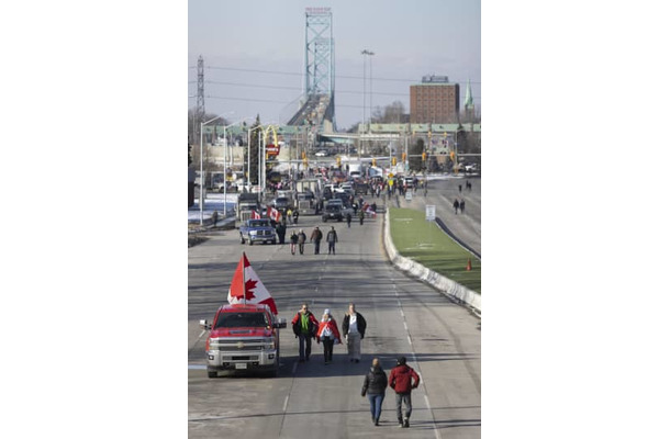 カナダと米国を結ぶ橋の近くで、道路を封鎖するデモ参加者ら＝9日、カナダ・ウィンザー（AP＝共同）