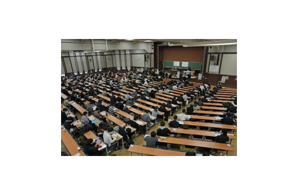 大学入学共通テストの開始を待つ受験生ら＝1月15日、東京都文京区の東大