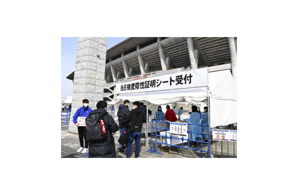 サッカーJリーグの富士フイルム・スーパーカップが行われた、日産スタジアムの新型コロナ抗原定性検査の特設ブース＝12日、横浜市